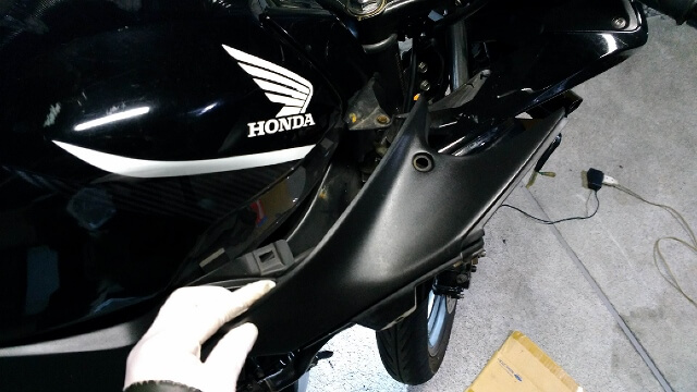 CBR150Rタンクを持ち上げる