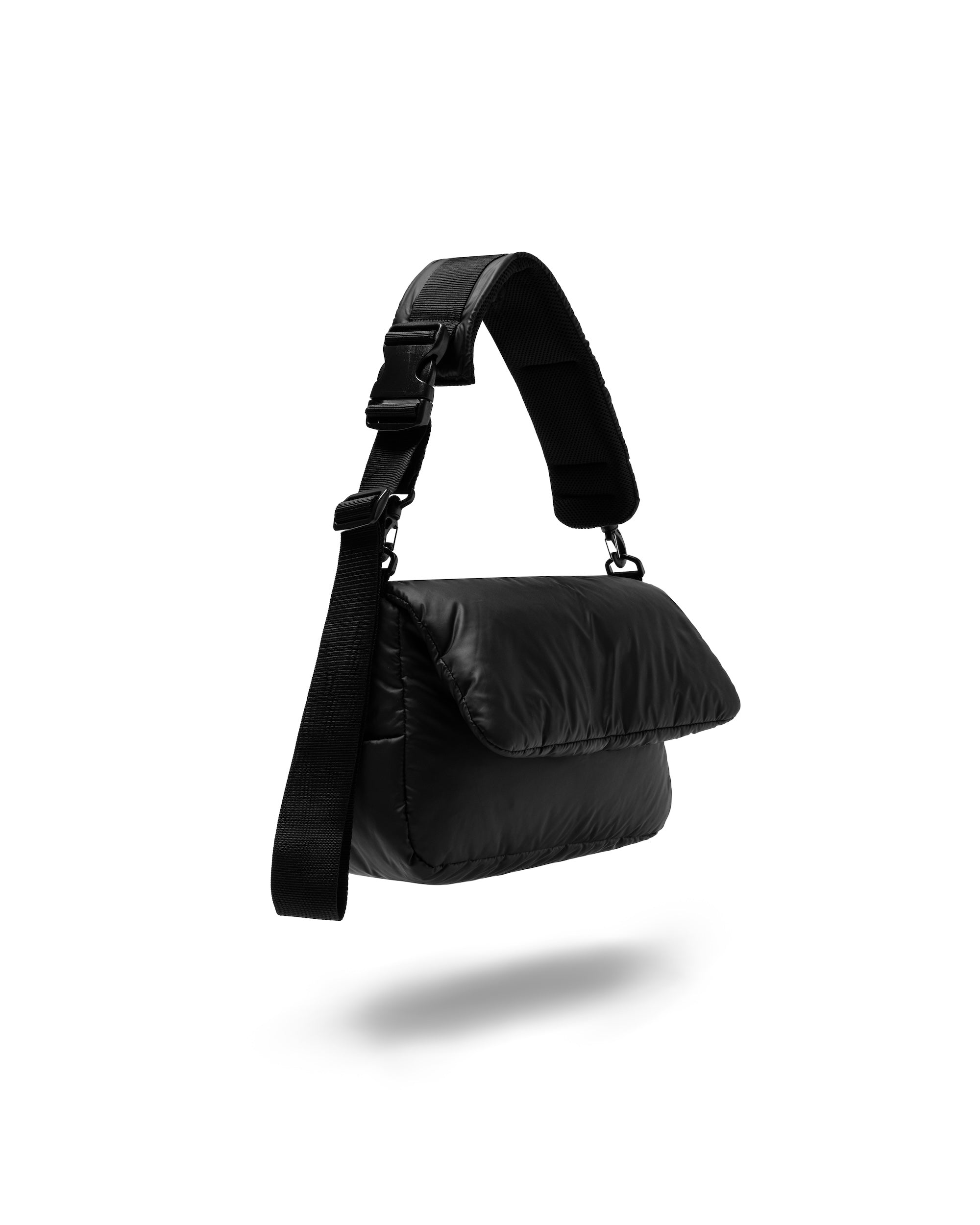 PADDED FLAP HOLIDAY BAG(BLACK)