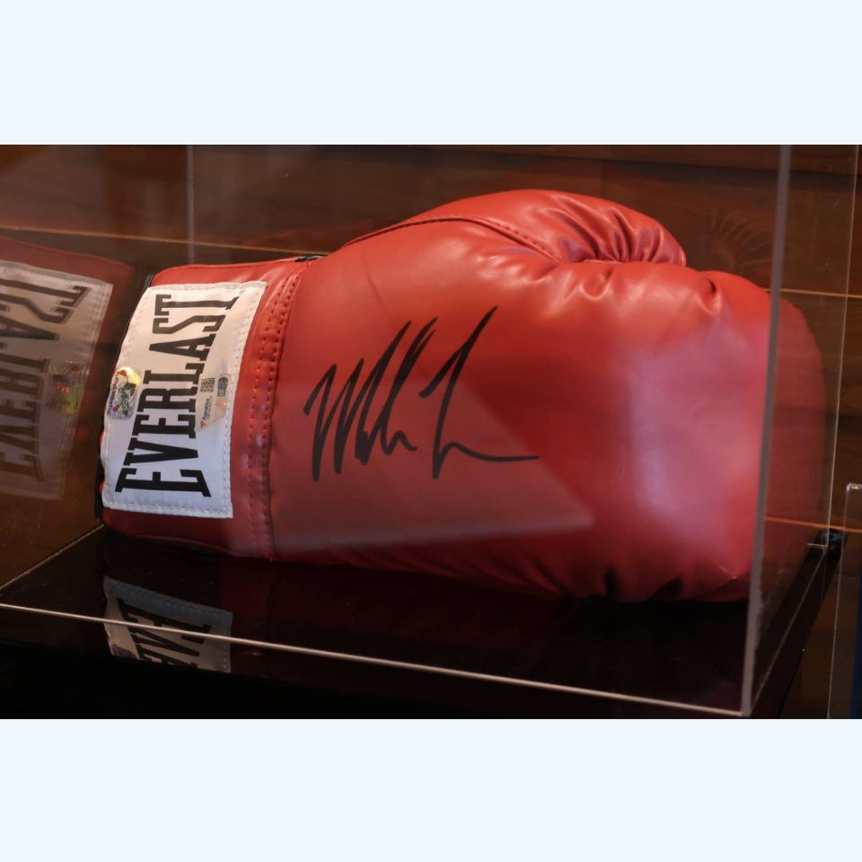 マイク・タイソン の直筆サイン入りボクシンググローブを販売