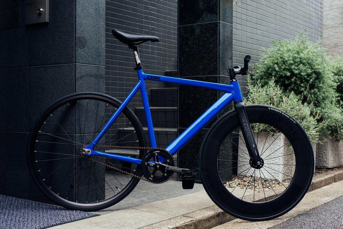 こんな暑い日は、爽やかなブルーがお似合いで。 | ブローチャーズ