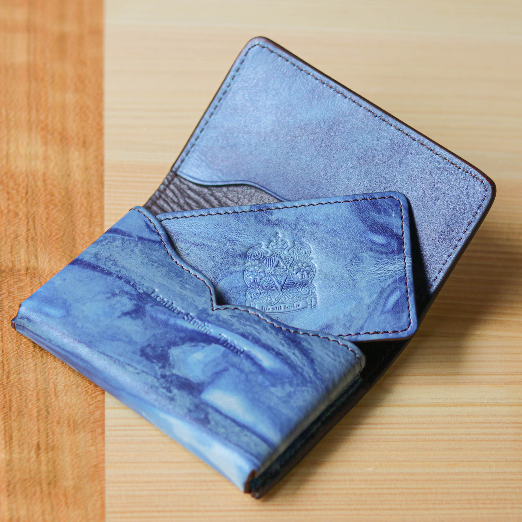 福山レザー 名刺入れ | テテ | 瀬戸内の空 薄藍 | サード