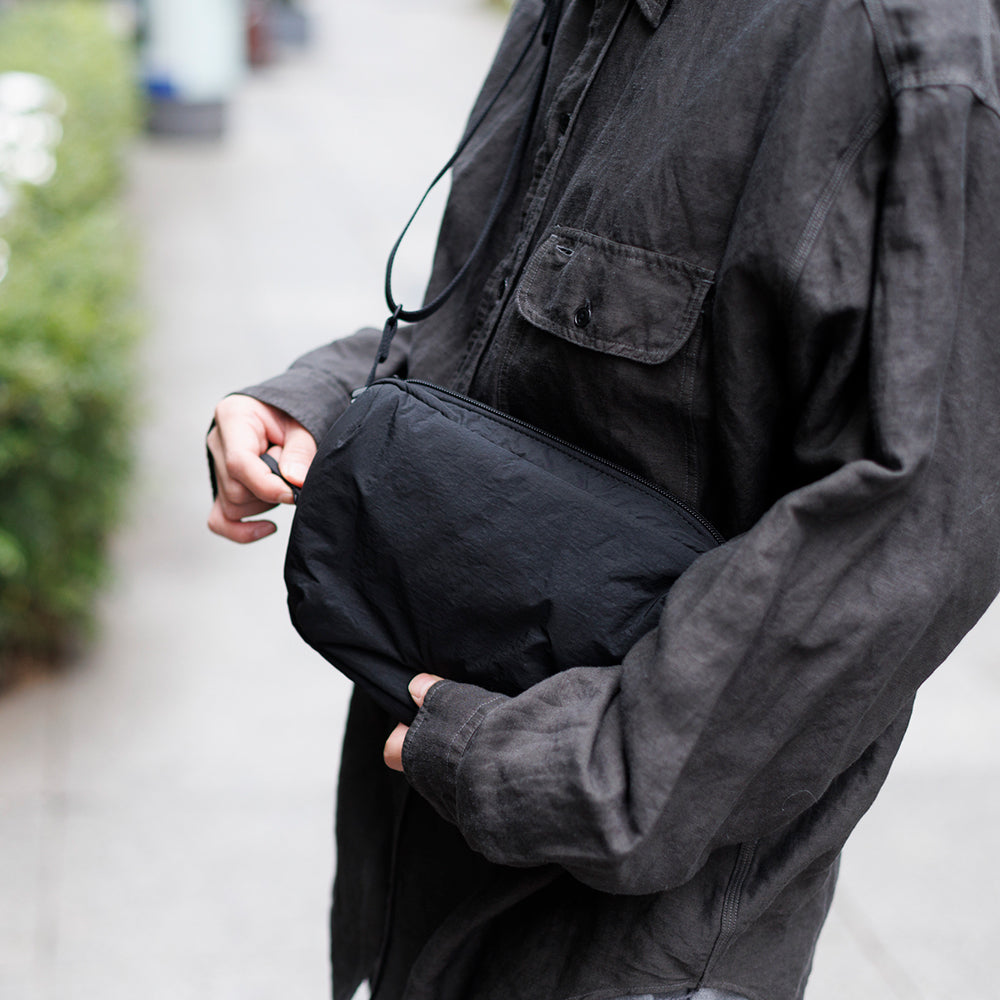 ふかふか塩縮ナイロン ショルダーバッグ 黒 – kuros.style