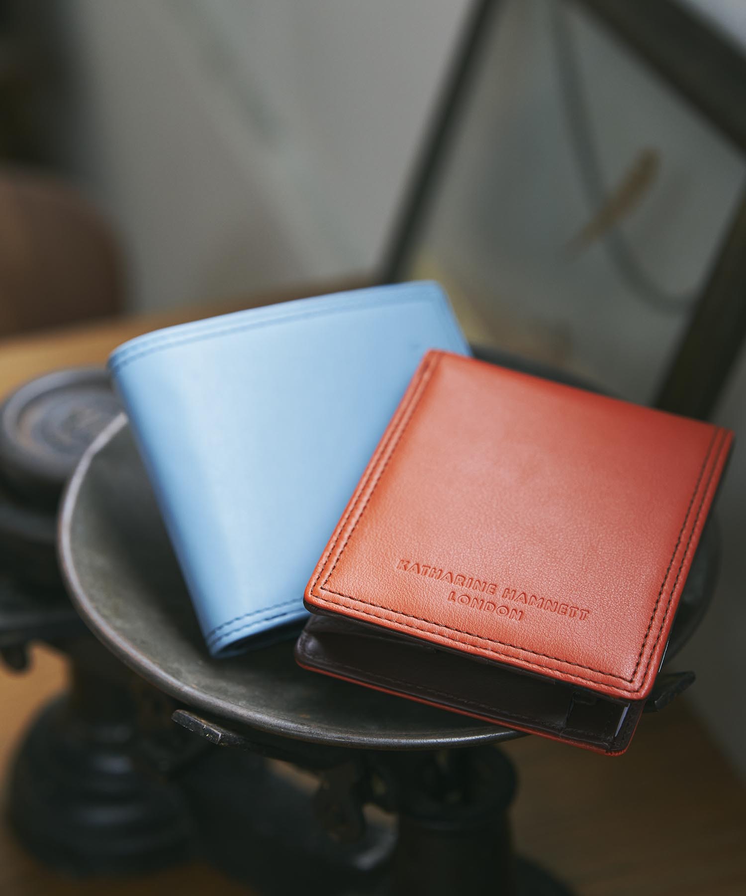 KATHARINE HAMNETT LONDON】VITA 縦型二つ折り財布（490-50900）