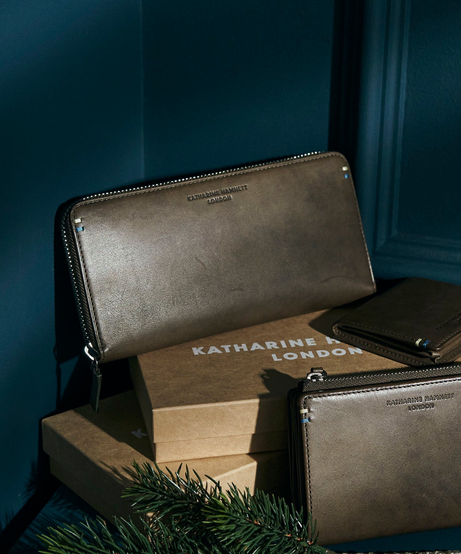 KATHARINE HAMNETT LONDON】VEGA ラウンドファスナー ロングウォレット