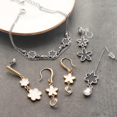レシピNo.KR0824 フラワーチャームのモノトーンアクセサリー5種 – 貴和