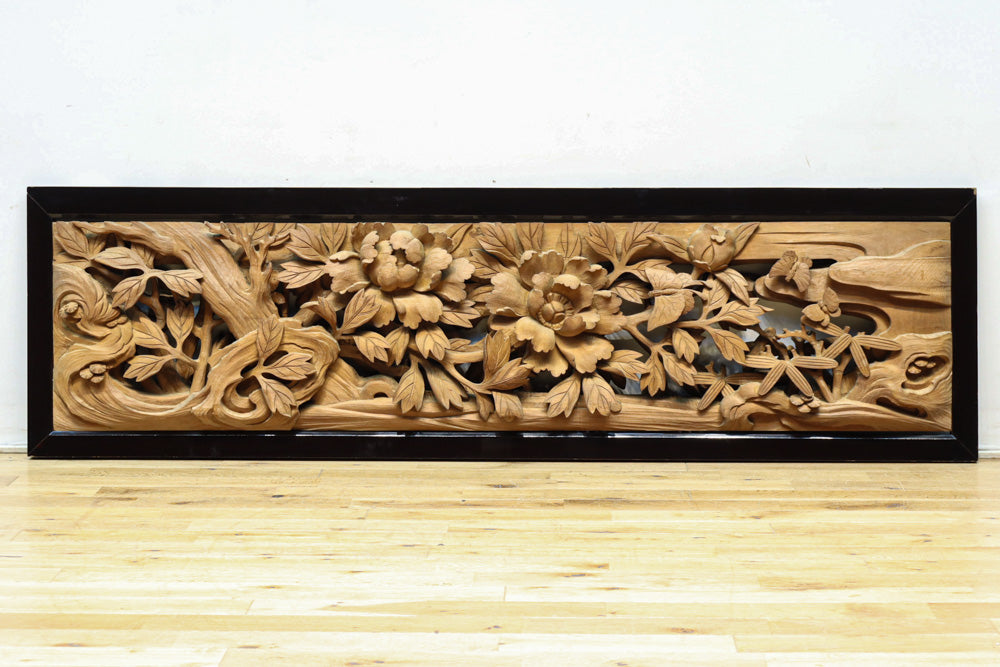 繊細な彫刻で蝶と牡丹を描いた迫力の彫刻欄間 EZ2537b 在庫1枚 – 古福