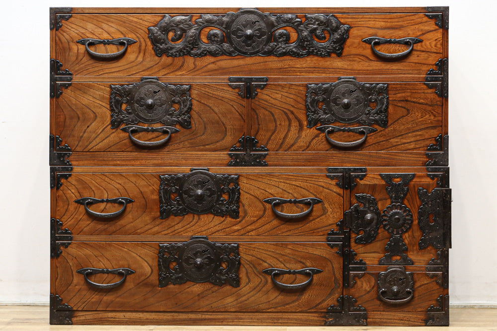 華やかなデザインの装飾金具で見栄えのする仙台衣裳箪笥 BB2680 – 古福