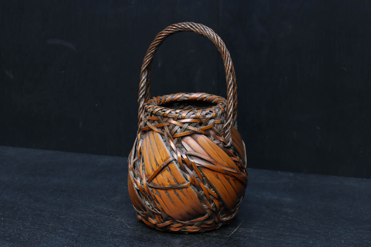 壺型のシルエットが可愛らしい竹編みの花カゴ DC7615 – 古福庵