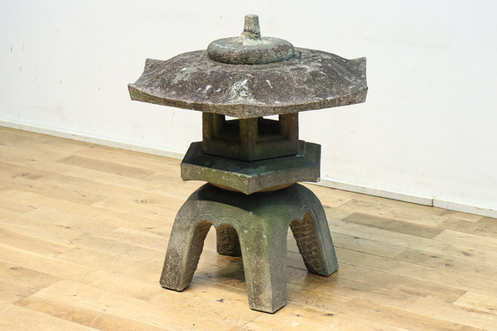 六角形の屋根で貫禄ある佇まいの石灯籠 DC8727 – 古福庵 [ KOFUKUAN