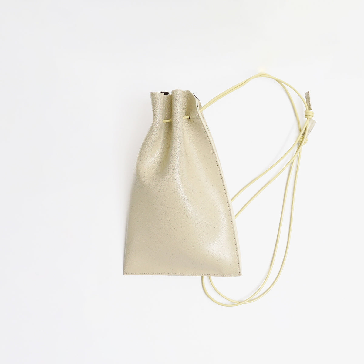 HERRIE KINCHAKU POUCH - PM / CRACK｜ひび割れレザーの巾着ポーチ