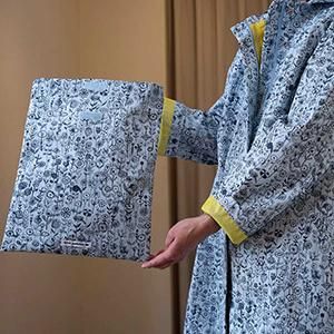 ミナペルホネン letter of flower レインコート (us 6488) light blue