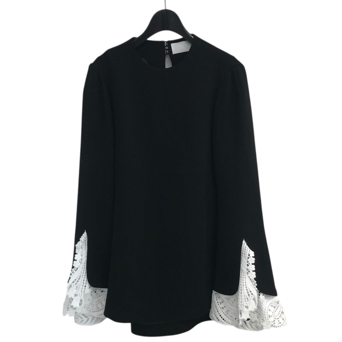 mame kurogouchi(マメクロゴウチ) 25SS「Embroidered Cuffs Top