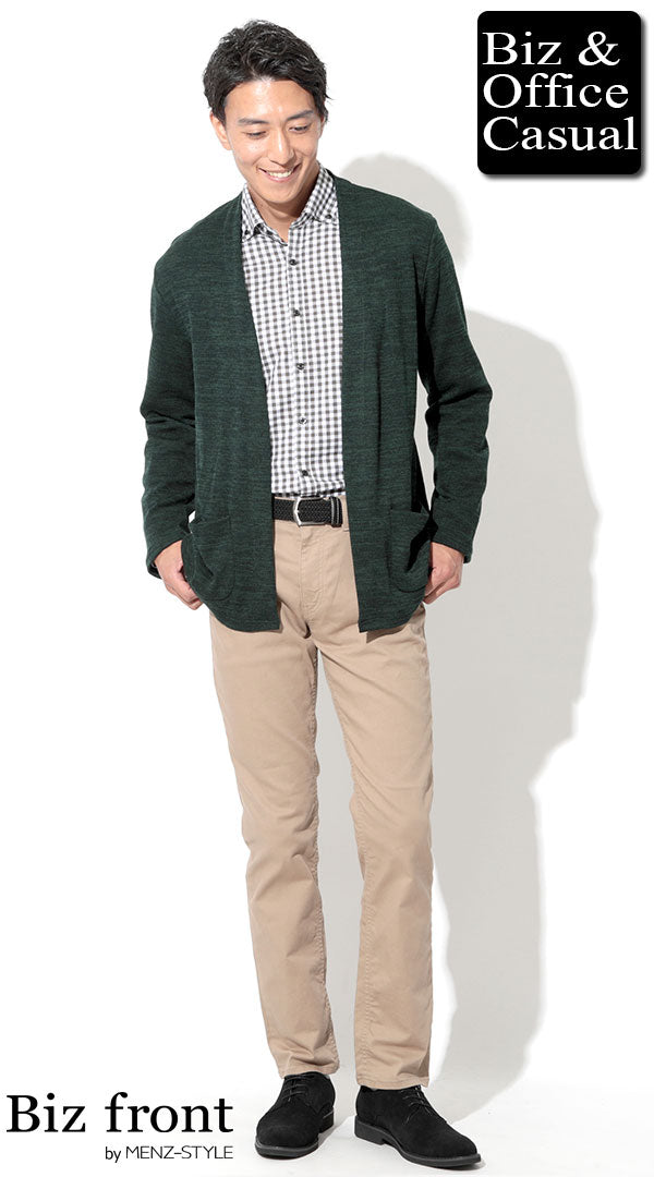 グリーンカーディガン×カーキギンガムチェックシャツ×ベージュパンツ