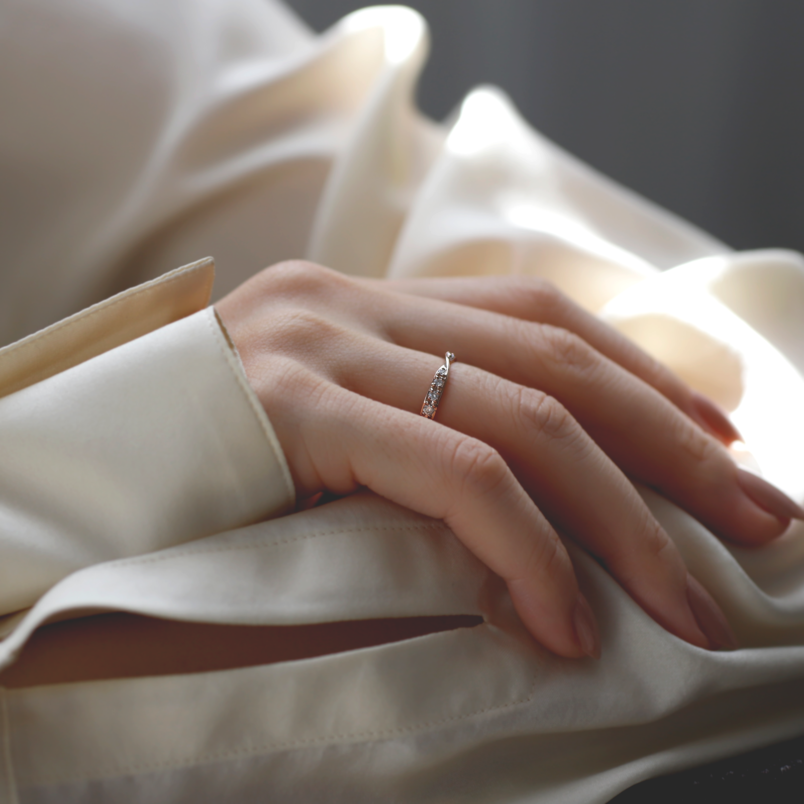 ANNIVERSARY ダイヤ8粒ツイストリング (即納)