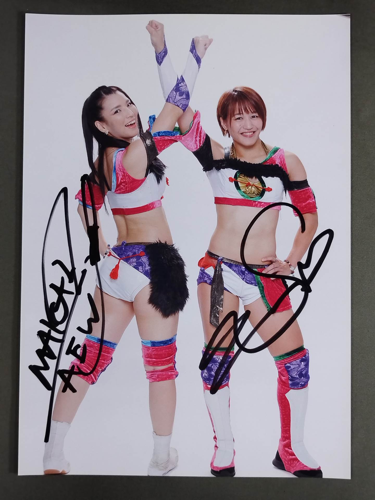 朱里&志田光 直筆Wサイン入りポートレート(A-2) – 闘道館