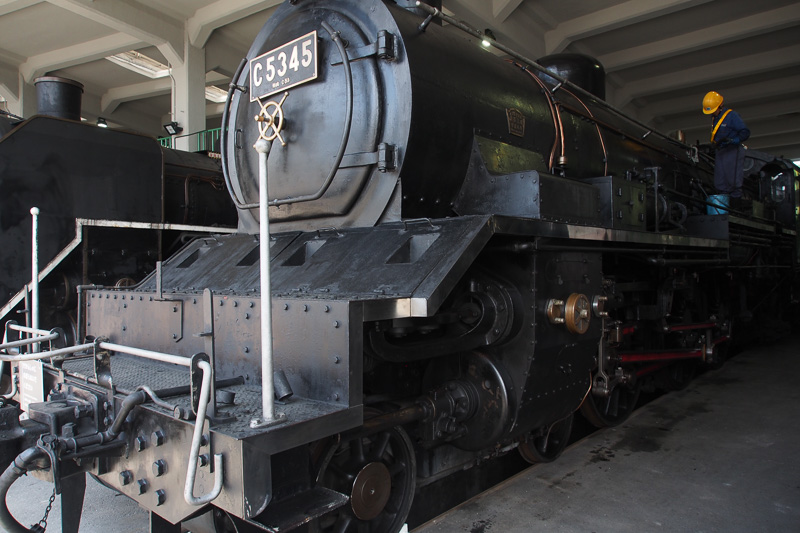 京都鉄道博物館、3シリンダー機C53形のピットに潜れるワークショップ 4