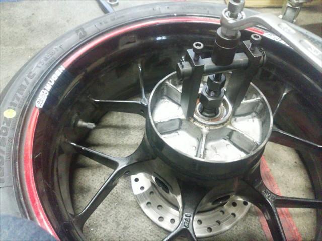 ホンダ CBR1000RR SC57 ホイールベアリング交換の巻 頭文字Yさんしかし