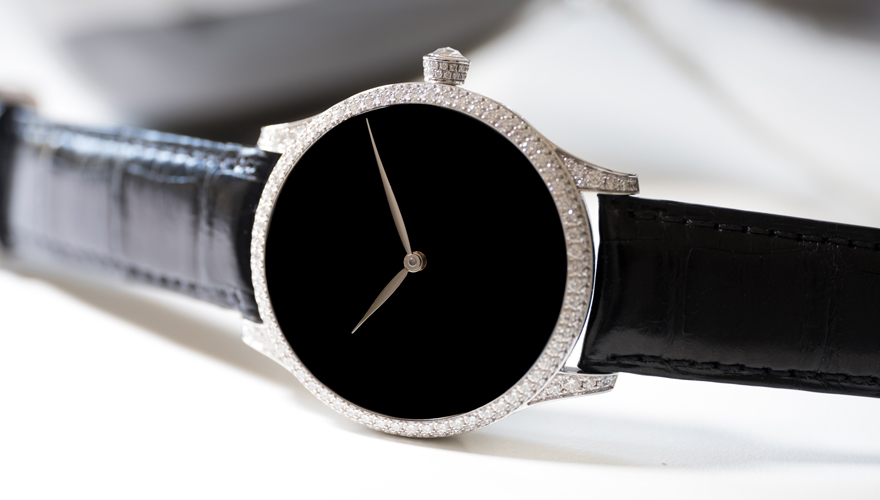 光を吸収する漆黒の文字盤。H.モーザー「ベンチャー・コンセプト