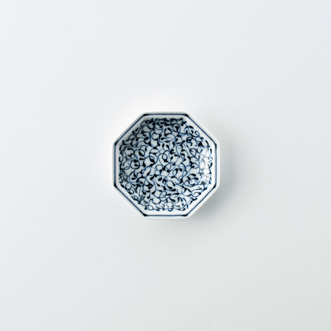 染付地紋 八角小皿 唐草 | 白山陶器直営オンラインストア