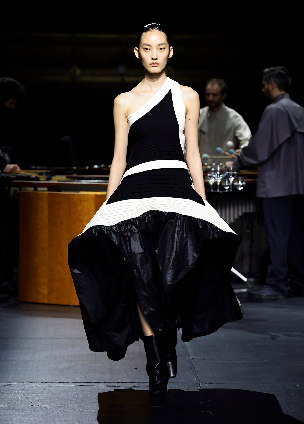 ISSEY MIYAKE AUTUMN WINTER 2023/24 コレクション 07 – isseymiyake.com