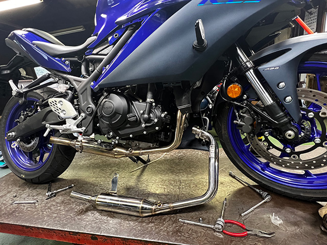 YZF-R25 22~ PIPE | 忠さんが陣頭指揮をとってマフラーを開発していく