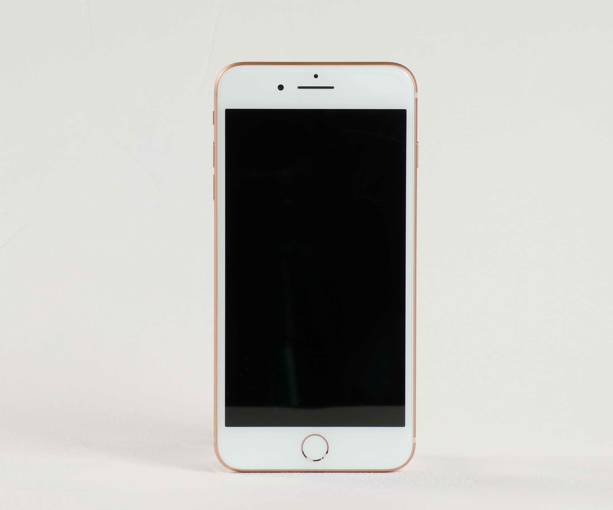 iPhone 8 Plusのゴールドモデル。ガラスになったこと、金の色味が