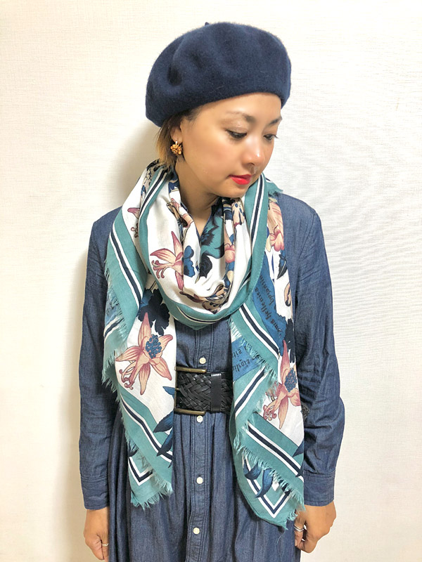 洗練されたボタニカル柄が目を惹く大判ストール – ¥999 Specialty