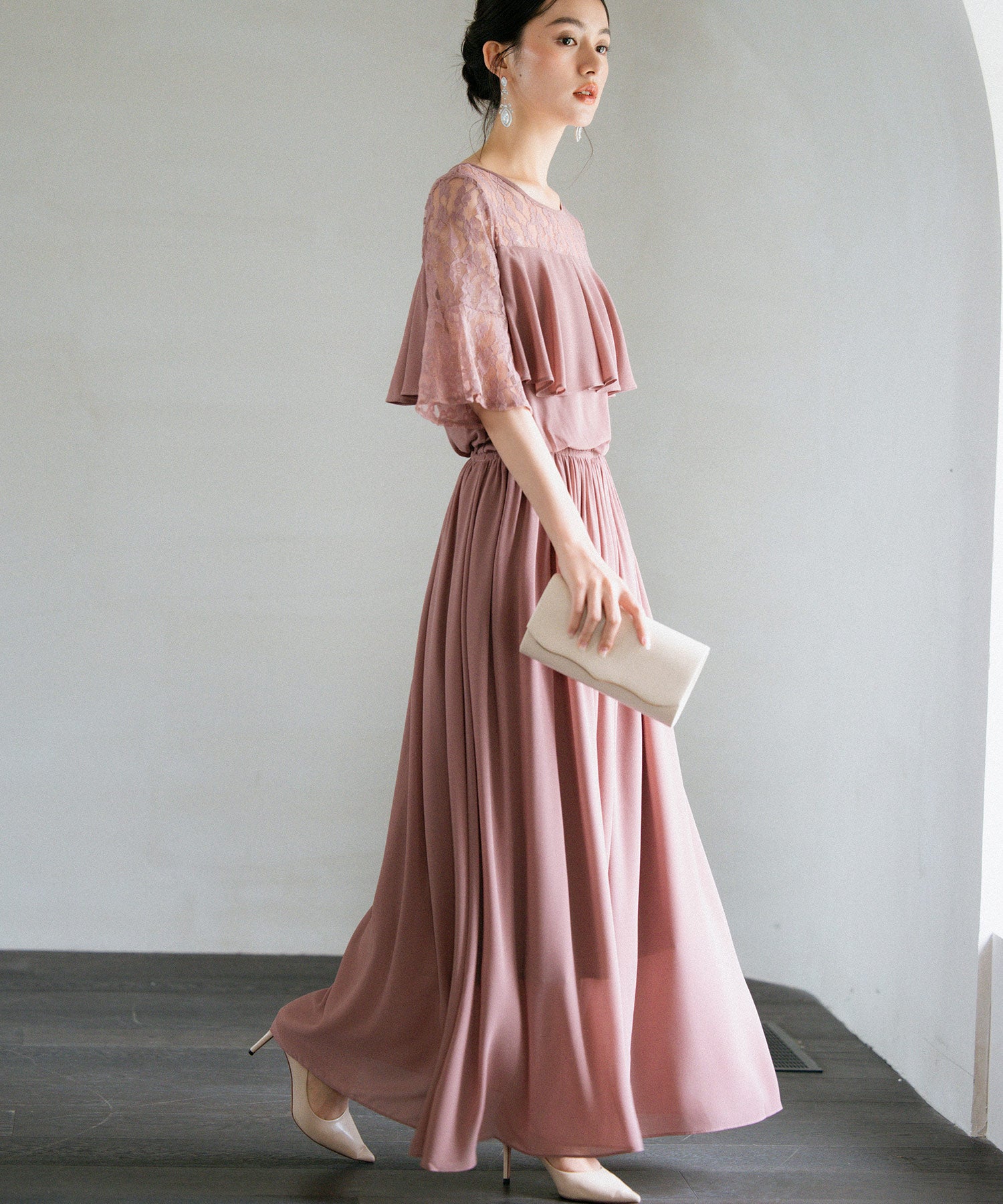 胸元フリルのレースドレス・結婚式ワンピース・お呼ばれパーティー