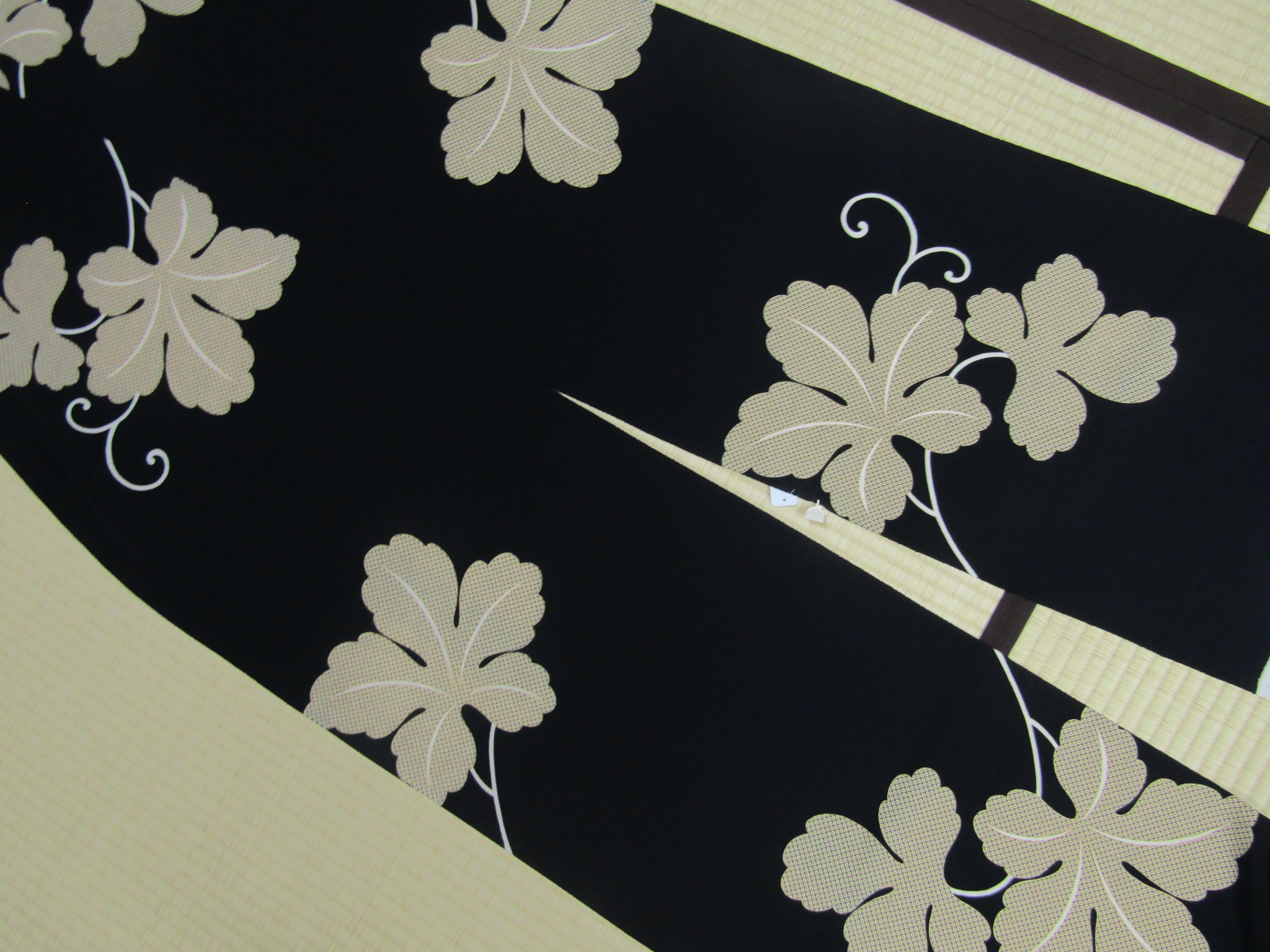 大胆な鬼シボちりめん小紋で、秋羽織を誂えてみる 菊と葡萄模様