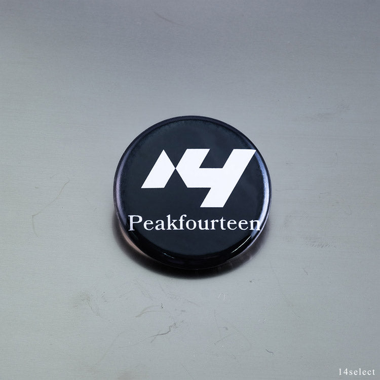 Peakfourteenロゴ缶バッジ【ブラック】 – 14select