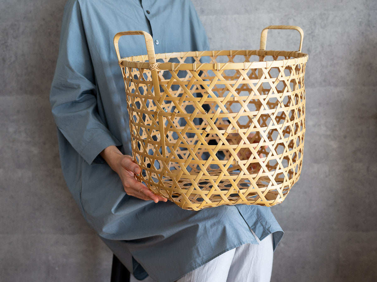 白竹で編まれた六つ目編みのランドリーバスケット – 市川籠店 | 1basketry