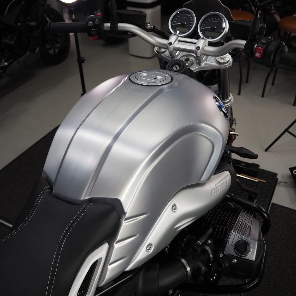 RnineTのアルミ外装を効果的に守るためにはプロテクションフィルム施工