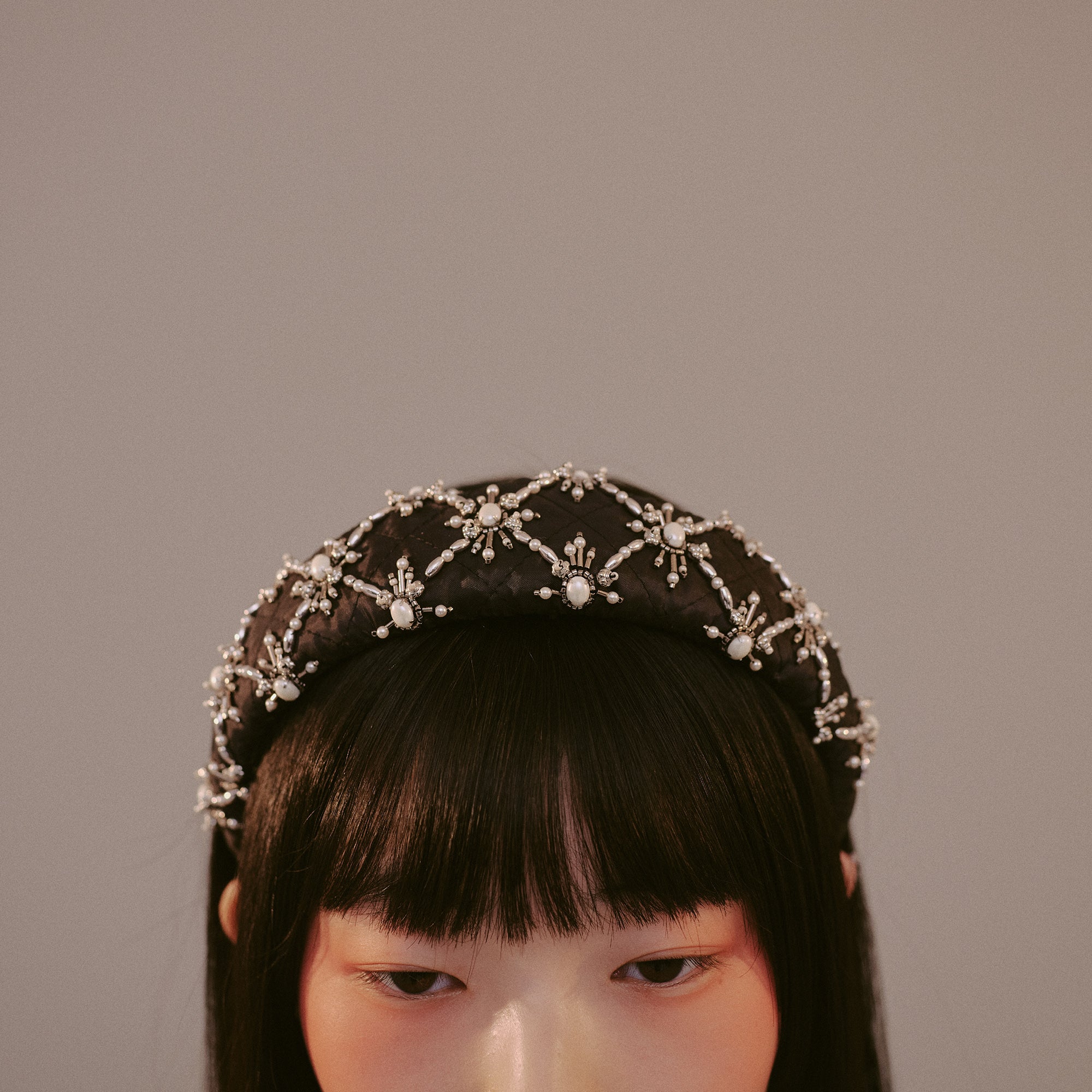White pearl hair band Black【stock】 – tanakadaisuke