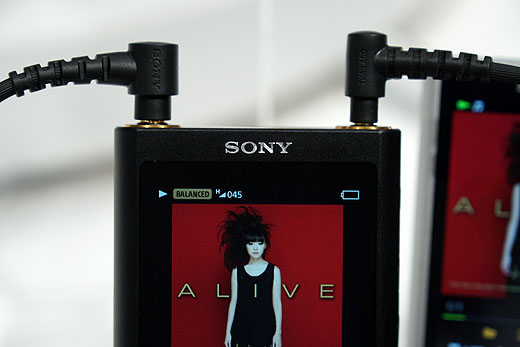 小型ボディのフラッグシップウォークマン『NW-ZX300』ショールーム展示