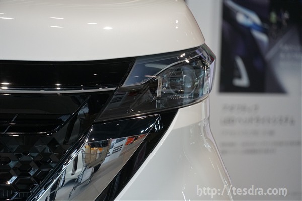 グレードで全然違う！新型ルークスのヘッドライトのデザイン＆光り方を