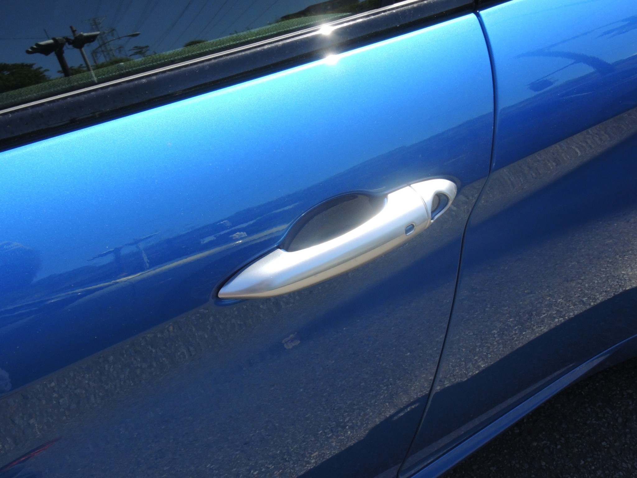 アルファロメオ ジュリアにカーボン調ドアアウターハンドルを取り付け