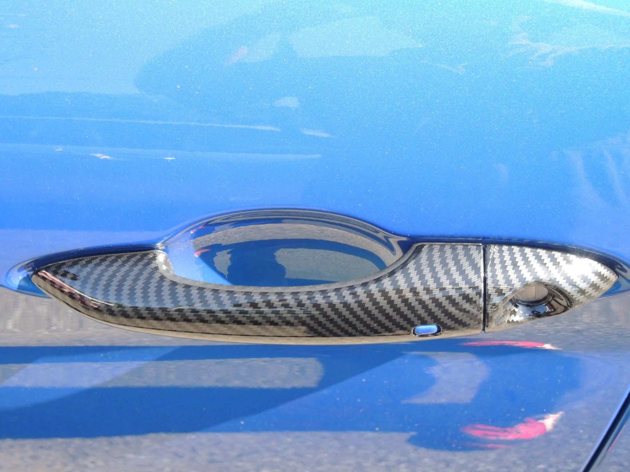 アルファロメオ ジュリアにカーボン調ドアアウターハンドルを取り付け