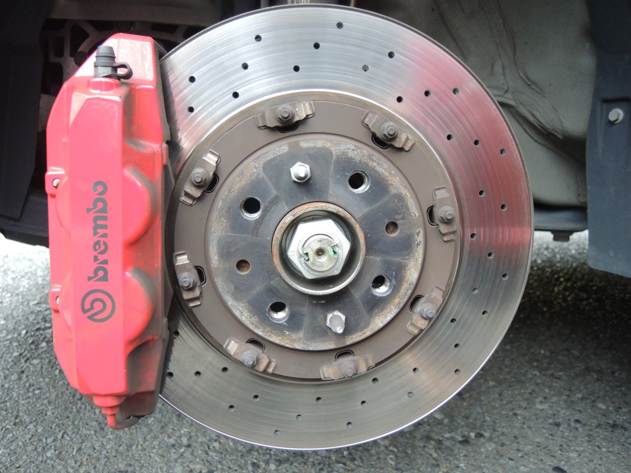 アバルト595 低ダストブレーキパッドお取り付けで車を綺麗に保ちます