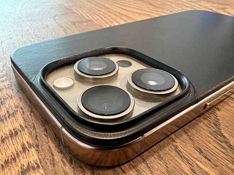 Nomad Magnetic Leather Back for iPhone 16 Pro review - The Gadgeteer