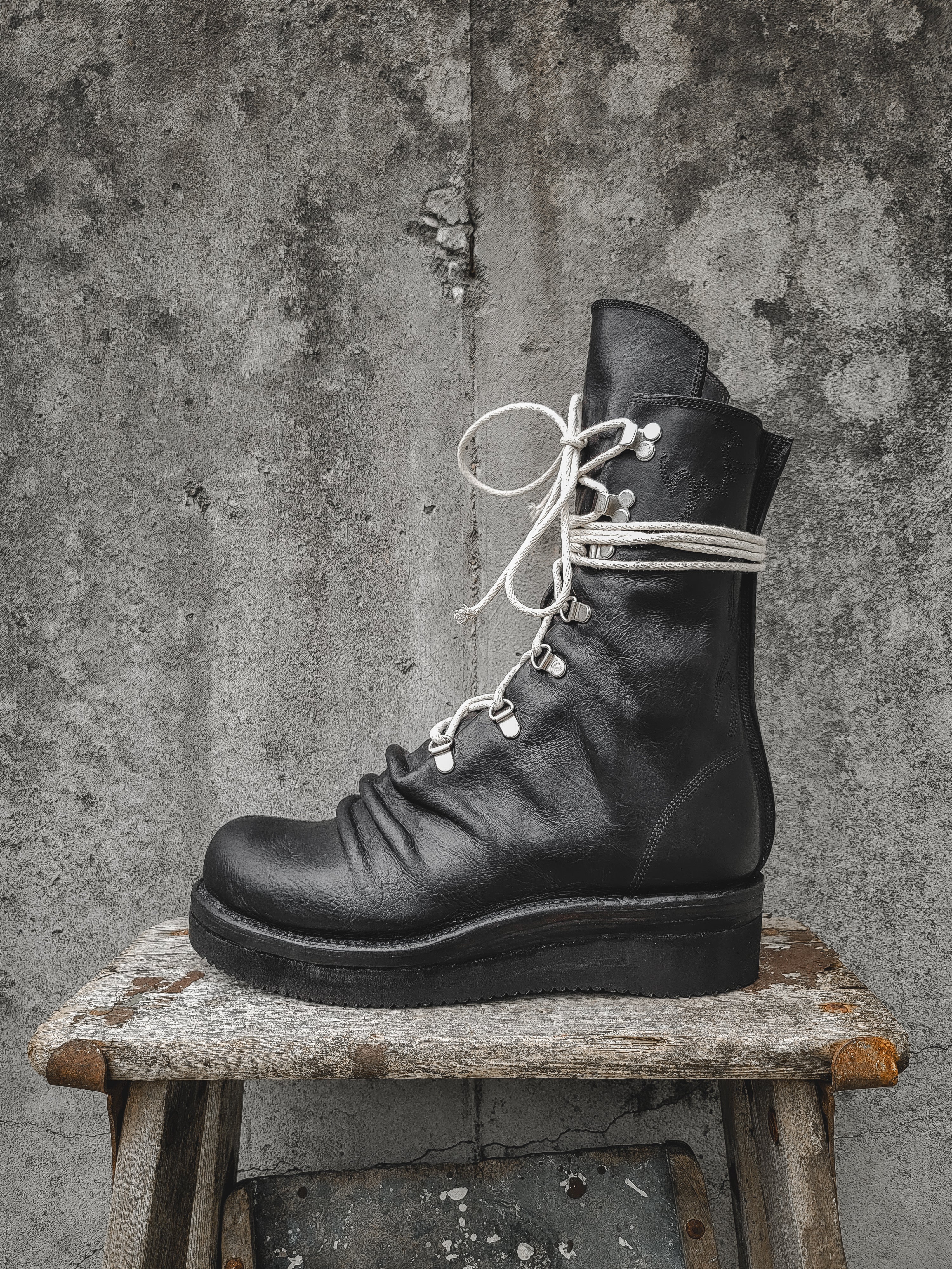 R008 Wholecut: Black (Oil Finish) – Thomas Benjamin