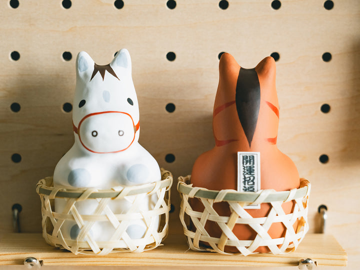 野沢民芸_【2026年干支人形】_かご入り馬 – 東北スタンダードマーケット