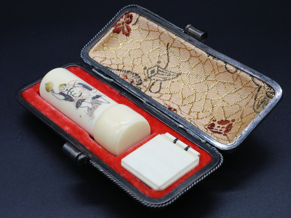 大黒天」象嵌（東峯作）入り象牙はんこ15㍉丸×45㍉丈キャップ・背ワニ