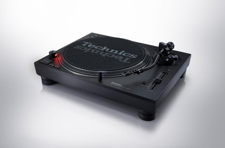 DJターンテーブルのデファクトスタンダード Technics SL-1200シリーズ