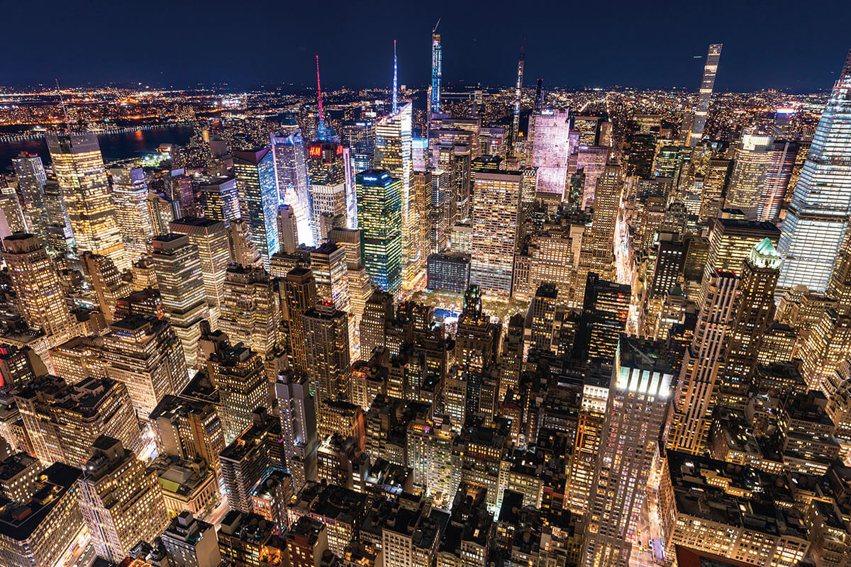 エンパイア・ステート・ビルで、ニューヨークの光り輝く摩天楼を上から