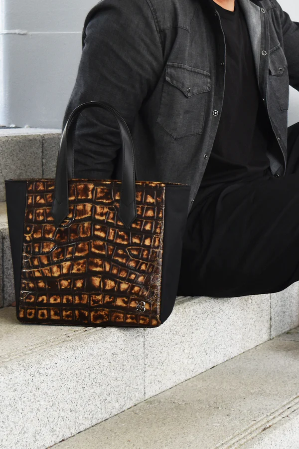 BajoLugo(バジョルゴ)」サステナブルな新素材と型押しレザーを合わせた