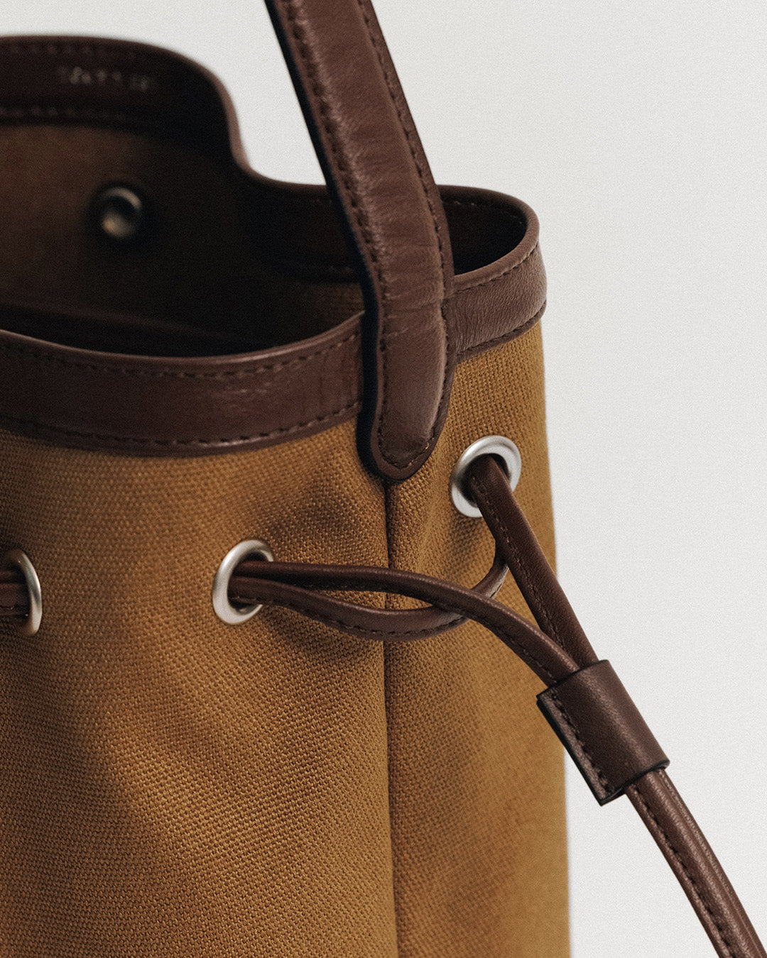 SAC COQUILLE BUCKET TAN – TOUT Y EST JP