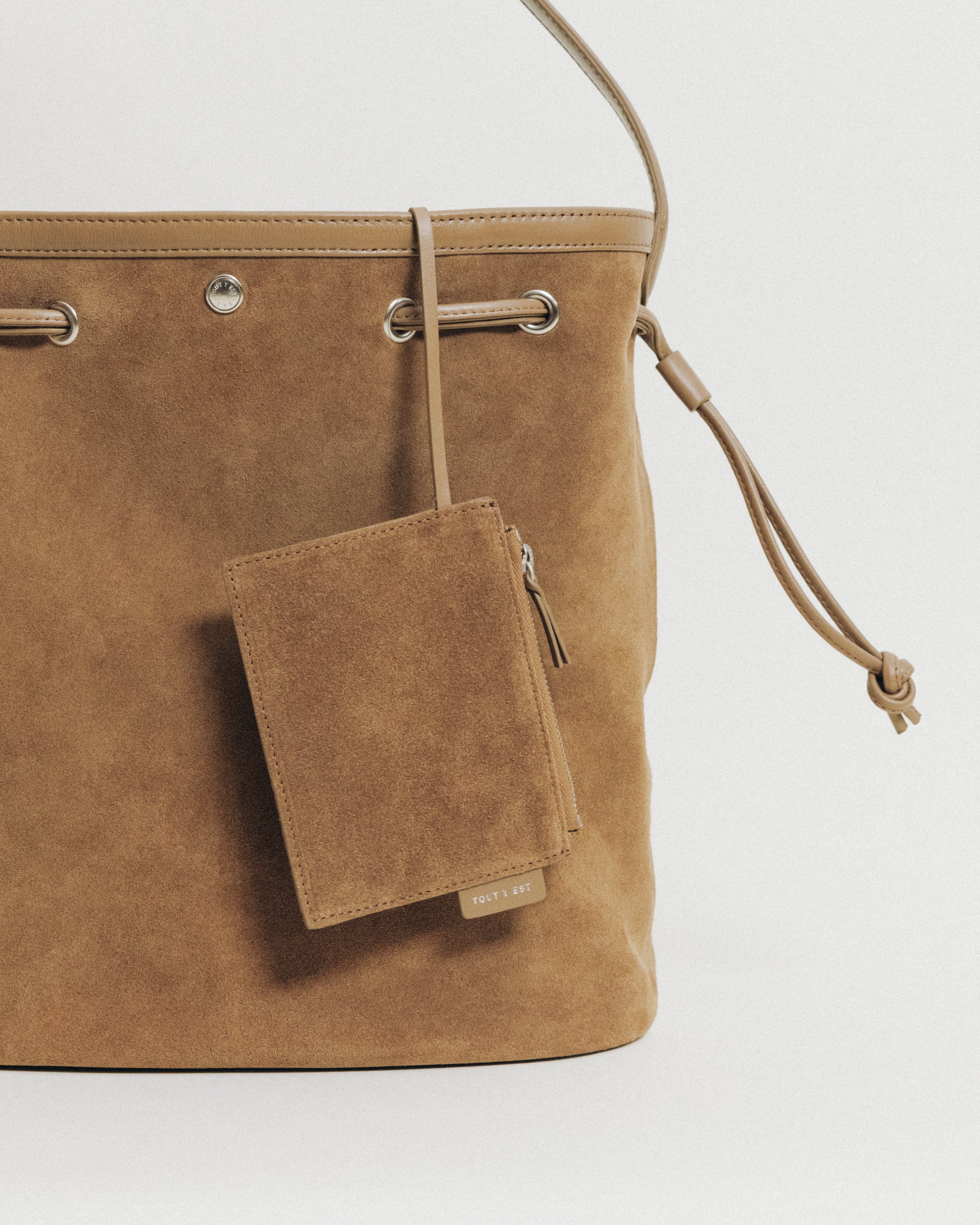 SAC COQUILLE BUCKET SUEDE BEIGE – TOUT Y EST JP