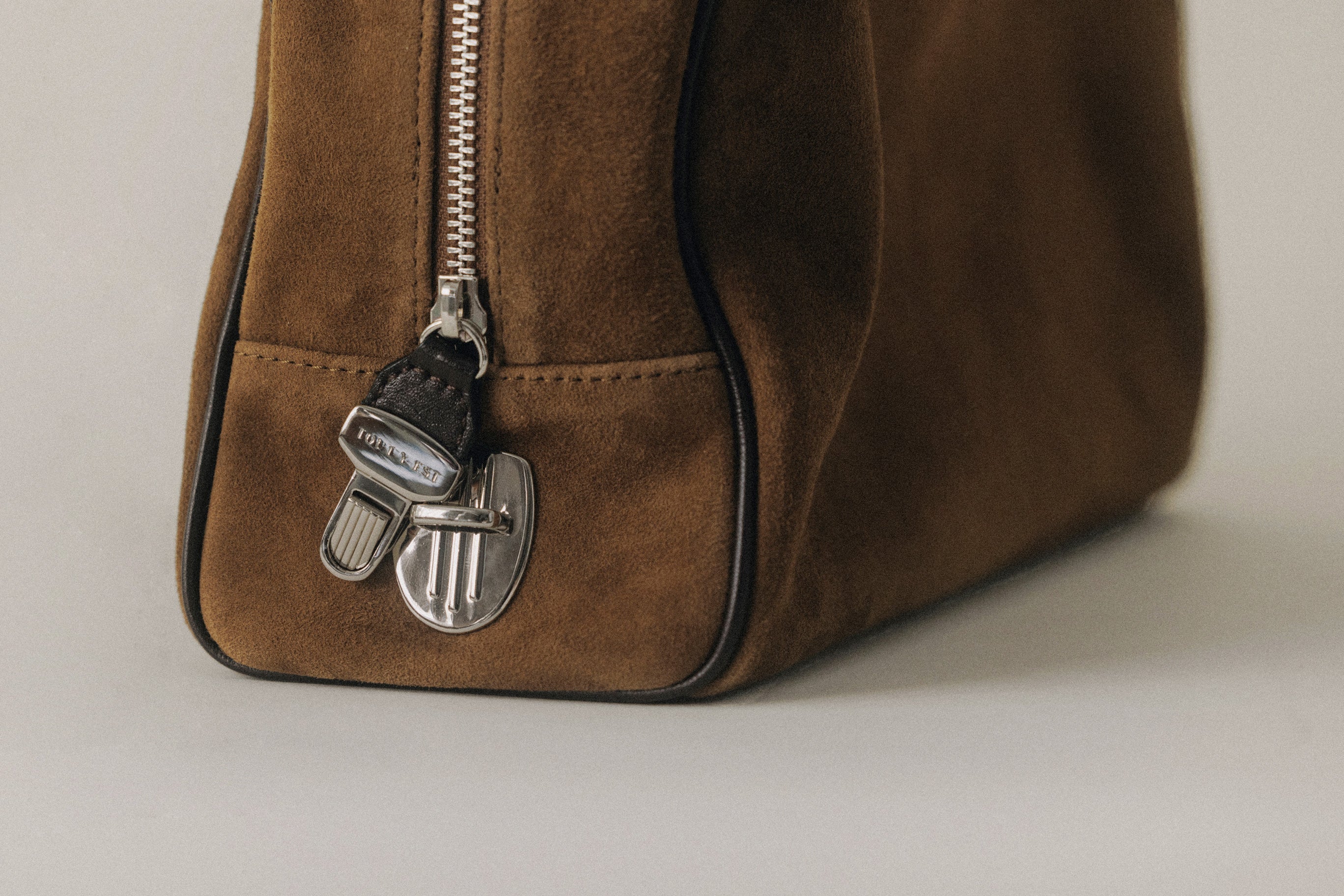 SAC LOQUET SUEDE BROWN – TOUT Y EST JP