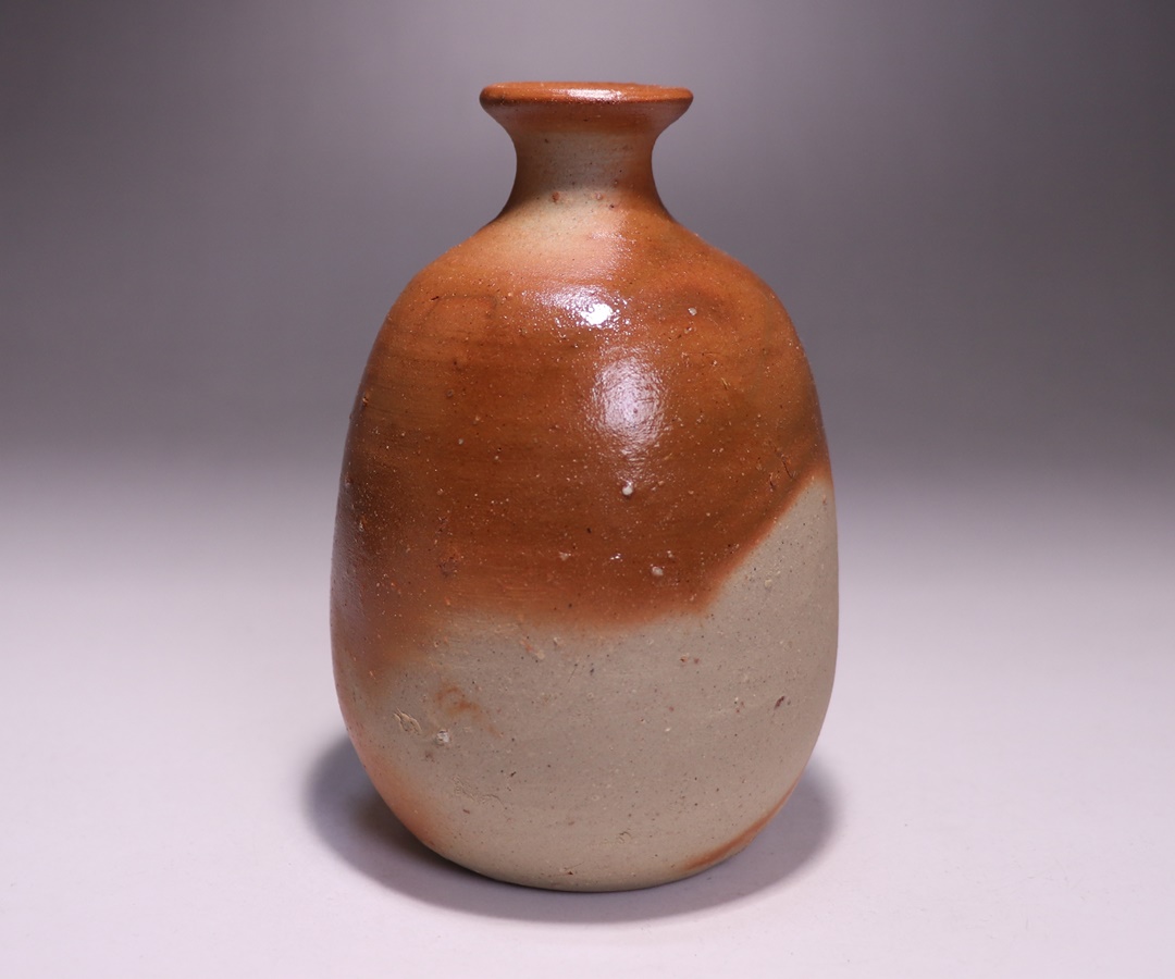 伊勢崎 満 作 「伊部緋襷徳利」 ～備前焼専門卸小売店 川口陶楽苑～