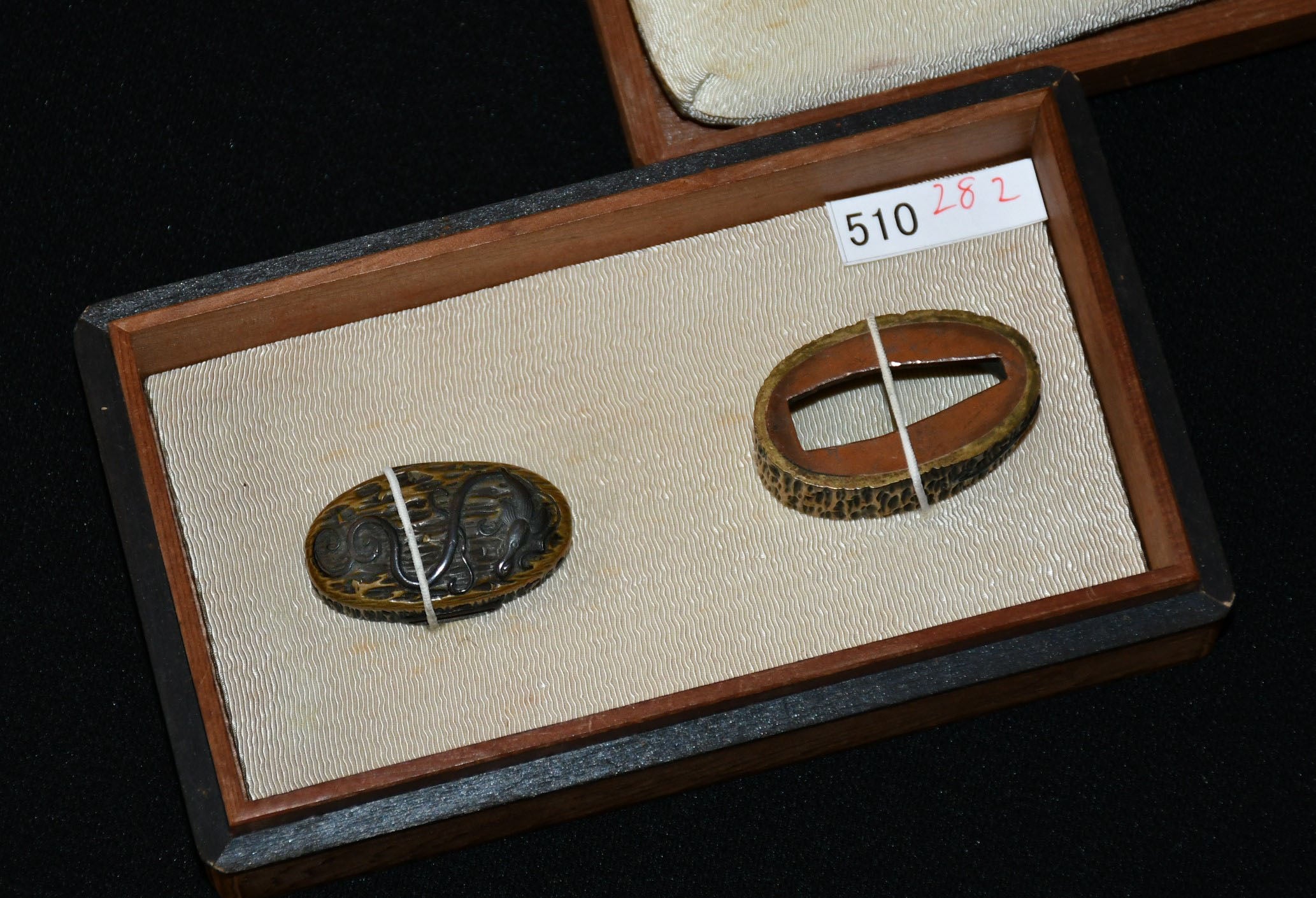 目貫・縁頭・笄・柄 – 古美術 刀友会